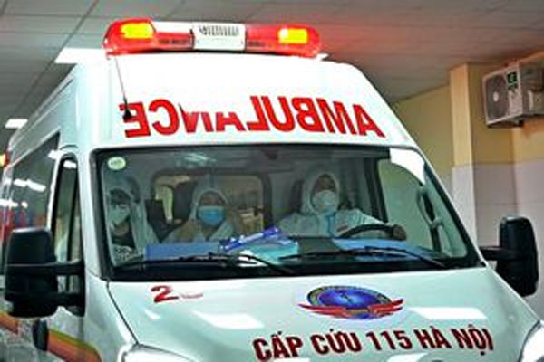 Những người xuyên Tết chạy đua 'đưa đón' F0 trở nặng