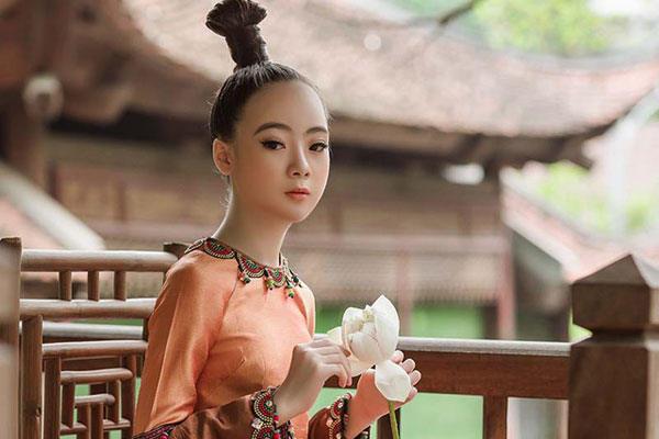 Bé gái Hà Nội xinh xắn, sở hữu thần thái chuẩn người mẫu