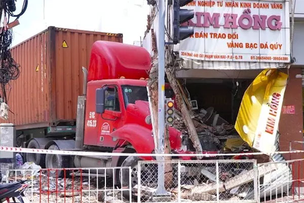 TPHCM: Container mất lái húc văng xe máy, đâm sập tiệm vàng mới dừng lại