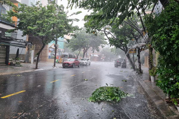 Đà Nẵng mưa lớn, người dân hối hả đi mua đồ chống bão
