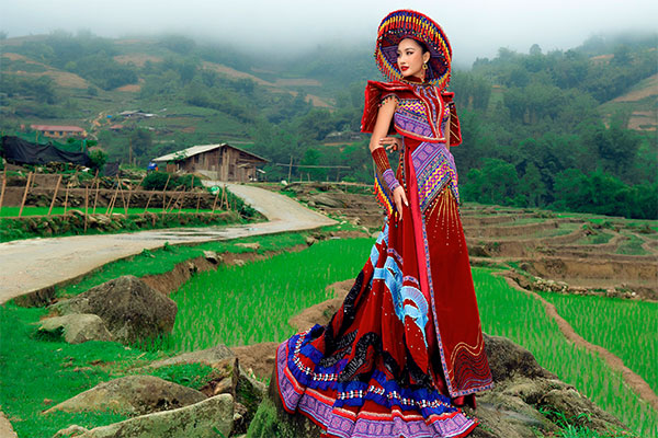 Trang phục dân tộc dự thi Miss Global của Đoàn Hồng Trang gây ấn tượng