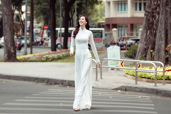 Hoa hậu Khánh Vân diện áo dài dạo phố Sài Gòn