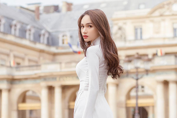 Hoa hậu Hương Giang đẹp nao lòng với áo dài trắng
