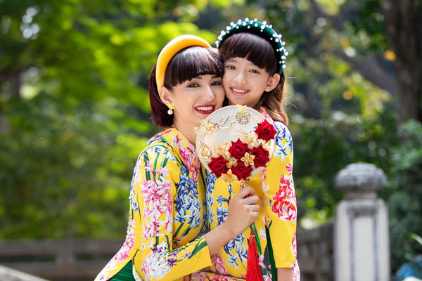 Hoa hậu Ngọc Diễm diện áo dài xuân cùng con gái