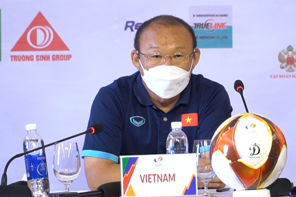 HLV Park dè chừng phóng viên Indonesia, quyết giữ 'tin mật' về tình trạng của Tiến Linh