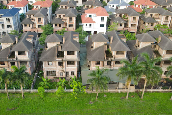 Cận cảnh hàng loạt khu biệt thự bỏ hoang nhiều năm ở ngoại thành Hà Nội