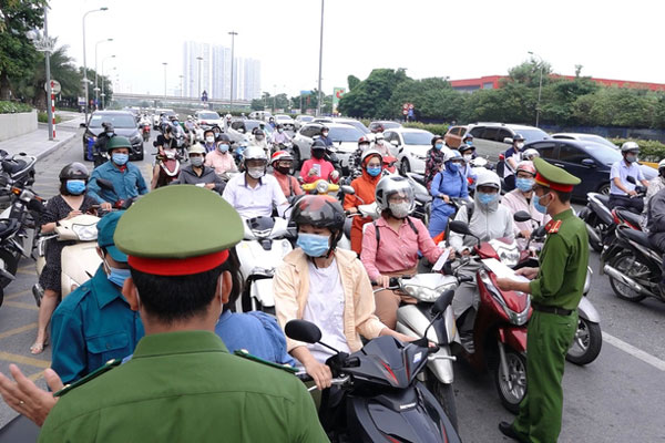 Đông người chờ đợi qua chốt kiểm soát dịch