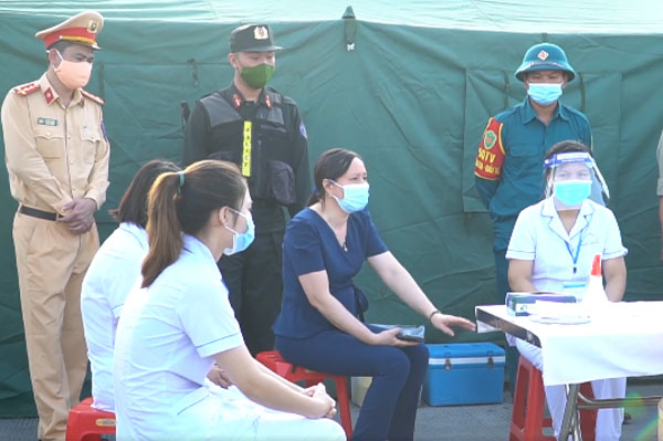Hình ảnh tại chốt cửa ngõ Hà Nội, có test nhanh Covid-19