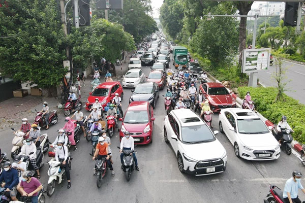 Hà Nội trở lại với 'đặc sản' ùn tắc đường phố sáng thứ 2 đầu tuần