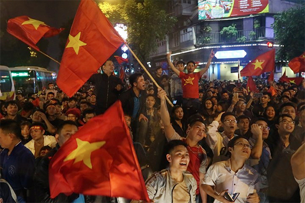 Biển người ở Hà Nội đi 'bão' xuyên đêm ăn mừng chiến thắng của U23 Việt Nam
