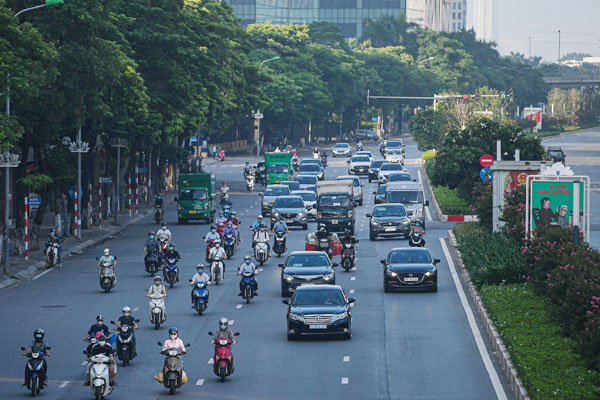 Giao thông Hà Nội đông đúc ngày đầu tuần