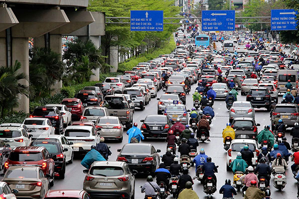 Đường phố Hà Nội phố ùn ứ giờ cao điểm thời 'hậu Covid-19'