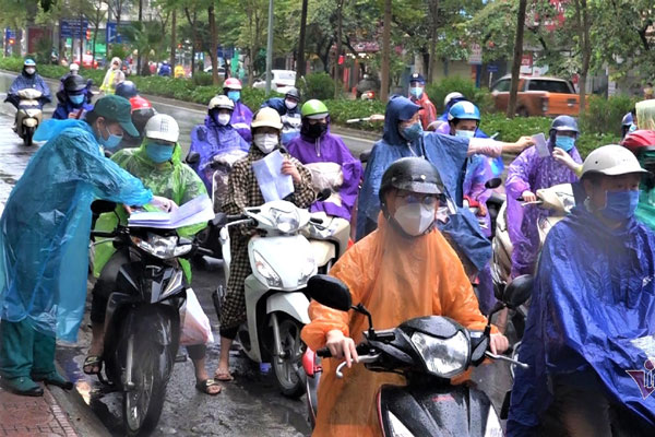 Hà Nội dừng kiểm tra 'lịch làm việc', các chốt kiểm soát thông thoáng trở lại