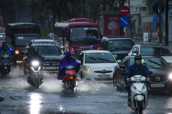 Hà Nội mưa rét sáng đầu tuần, người dân chôn chân trong giao thông ùn tắc