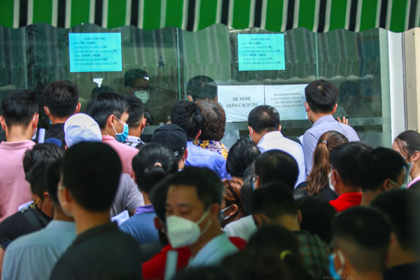 Hà Nội: Hàng trăm người chen lấn, xô đẩy vào xét nghiệm Covid-19