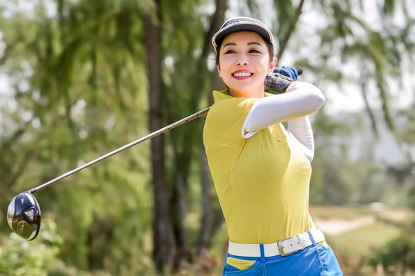 'Hoa hậu bốn con' Jennifer Phạm tươi tắn trên sân golf