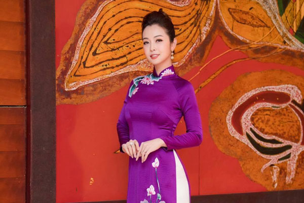 Hoa hậu Jennifer Phạm khoe vẻ đẹp duyên dáng với áo dài