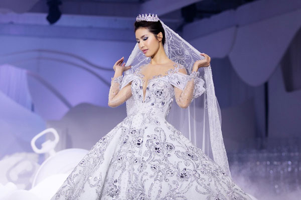 Choáng với bộ váy 50.000 viên pha lê của siêu mẫu Minh Tú