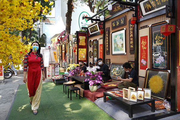 Giới trẻ xúng xính áo dài đến Phố ông đồ tham quan, check-in