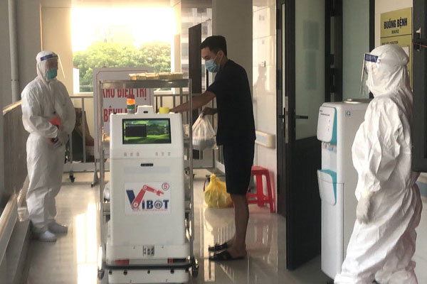 Robot phục vụ bệnh nhân Covid-19