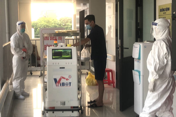 Robot đưa cơm, thuốc cho bệnh nhân Covid-19