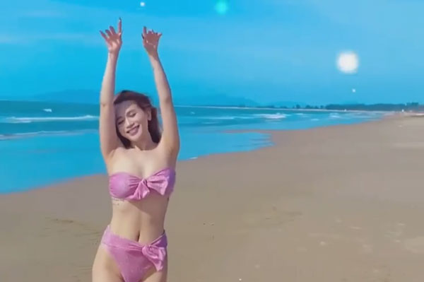 Sĩ Thanh bặc bikini thả dáng trên bãi biển