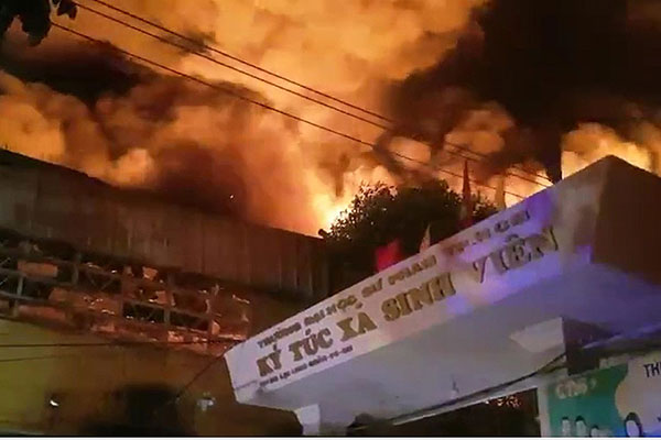 Cháy kho hàng gần ký túc xá, hàng trăm sinh viên phải sơ tán