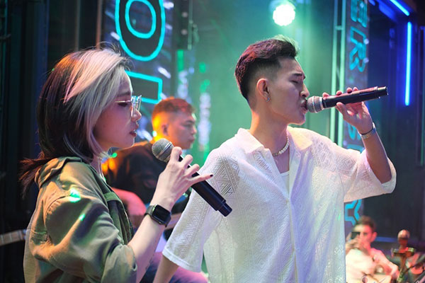 Quán karaoke nhộn nhịp mở cửa, khách đến sớm vì sợ hết phòng