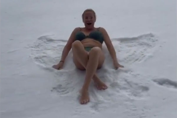 Nữ chính trị gia Nga mặc bikini tắm tuyết giữa trời âm 20 độ C