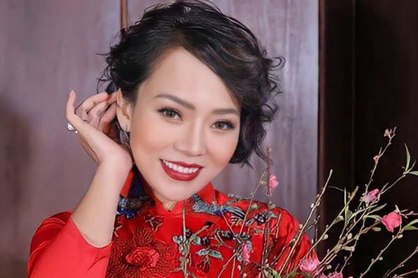 Thái Thùy Linh hát 'Xuân này con không về' phiên bản thời Covid-19