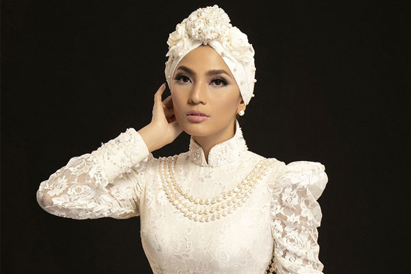 Trương Thị May mặc áo dài quấn khăn Turban