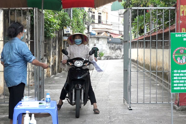 Dựng cửa sắt chốt chặn 'vùng xanh'