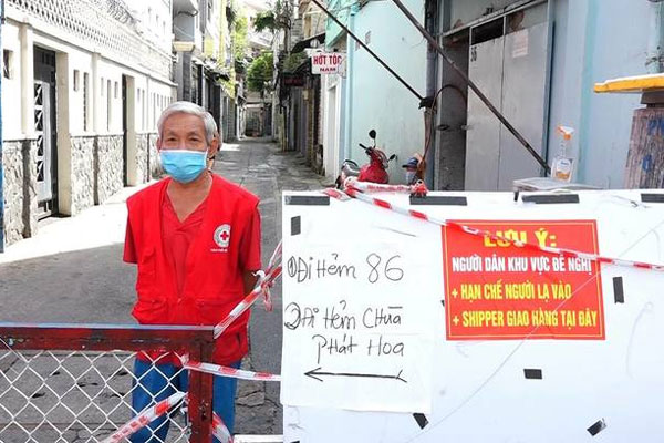 Bảo vệ 'hẻm không Covid-19' ở TP HCM