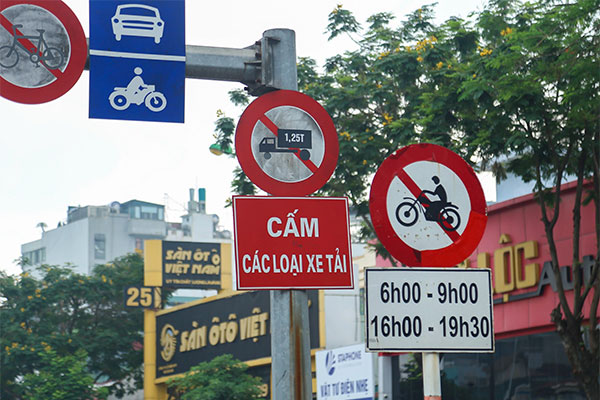 Biển cấm xe máy trên cầu vượt Lê Văn Lương - Láng Hạ vô nghĩa