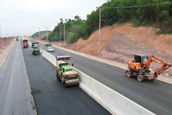 Toàn cảnh cao tốc Vân Đồn - Tiên Yên trước lễ thông xe vào ngày 30/4