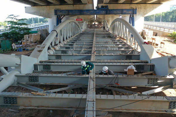 Cầu vòm thép dành cho xe máy bắc qua hồ Linh Đàm