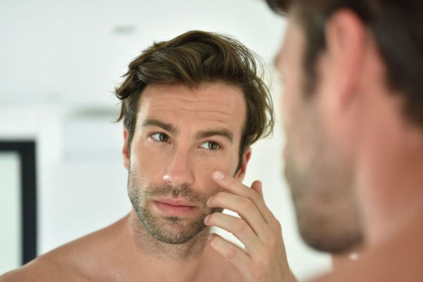 Chăm sóc da sau khi nặn mụn liệu có quá khó cho nam giới?