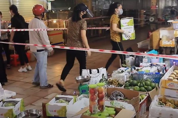 Chợ Bến Thành dựng vách ngăn, căng dây hoạt động lại