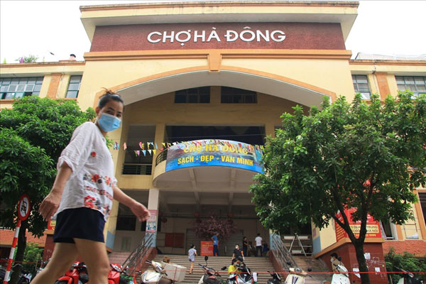 Hà Nội xét nghiệm khẩn Covid-19 gần 300 tiểu thương chợ Hà Đông