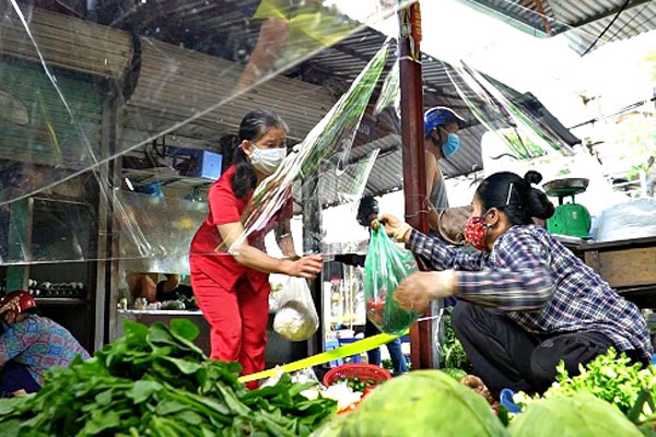 Chợ 'quây nilong' phòng Covid-19 độc đáo tại Hà Nội
