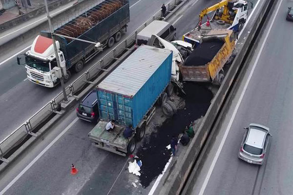 Container đâm xe tải, vành đai 3 trên cao ùn tắc nhiều giờ