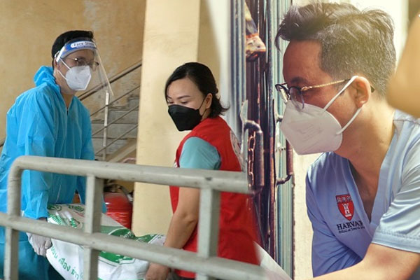 Bác sĩ nha khám chữa miễn phí, mang hàng tấn gạo trứng đi cứu trợ mùa dịch