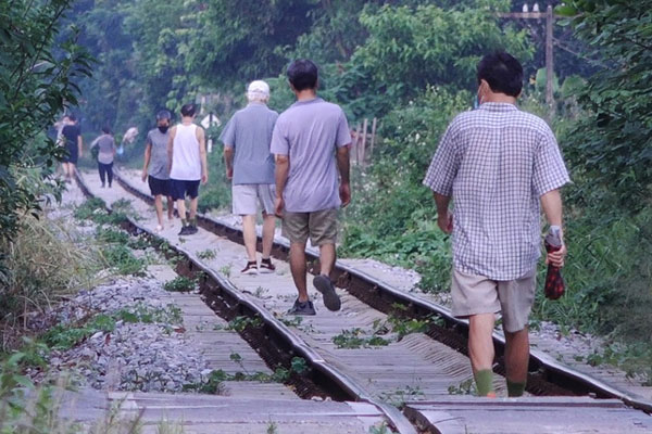 Người dân tập thể dục trên đường sắt