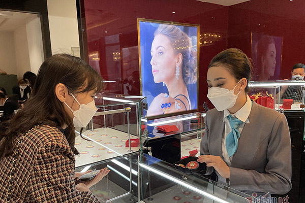 Giá vàng hôm nay 5/3: Chiến sự và trừng phạt đẩy vàng lên 68 triệu/lượng