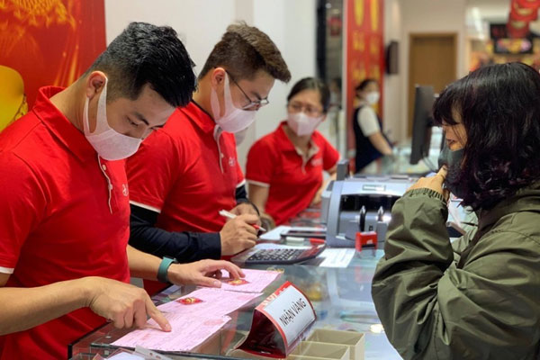 Giá vàng hôm nay 17/10: Mất đỉnh cao, giảm 300 nghìn đồng/lượng