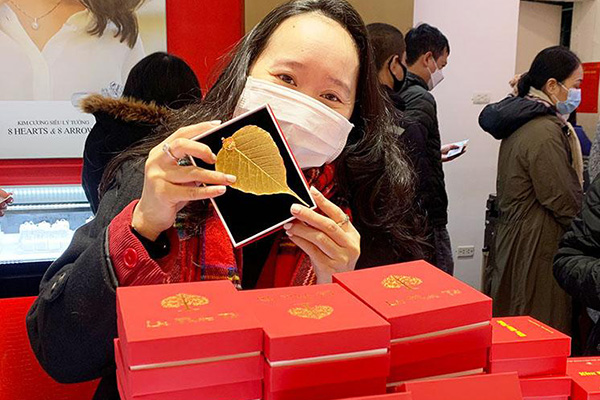 Giá vàng hôm nay 16/4: Vàng giảm giá, USD mạnh lên