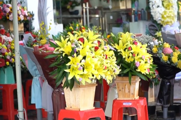TP.HCM dịp 20/10: Hoa vắng khách, đổ xô tặng rau răm, hành lá, tía tô