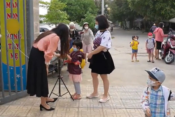 Học sinh mầm non Hà Nội mừng rỡ tới trường sau 1 năm ở nhà phòng dịch
