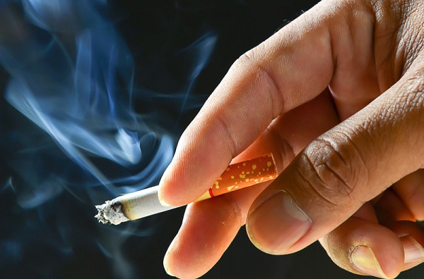 Hút thuốc lá thụ động làm tăng nguy cơ thoái hóa điểm vàng, đục thủy tinh thể