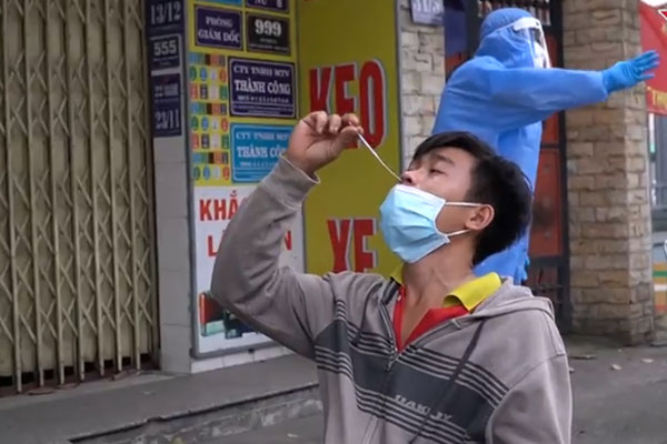 TP.HCM: Dân bất ngờ vì tự lấy mẫu test nhanh Covid-19 ở chốt kiểm soát